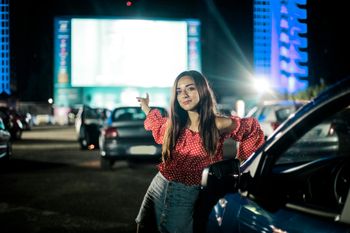 Plenerowe emocje w Warszawie. Powróciło kino samochodowe. Wielkie hity w repertuarze. Gdzie można je oglądać?