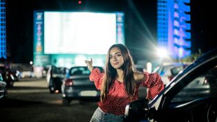 Plenerowe emocje w Warszawie. Powróciło kino samochodowe. Wielkie hity w repertuarze. Gdzie można je oglądać?