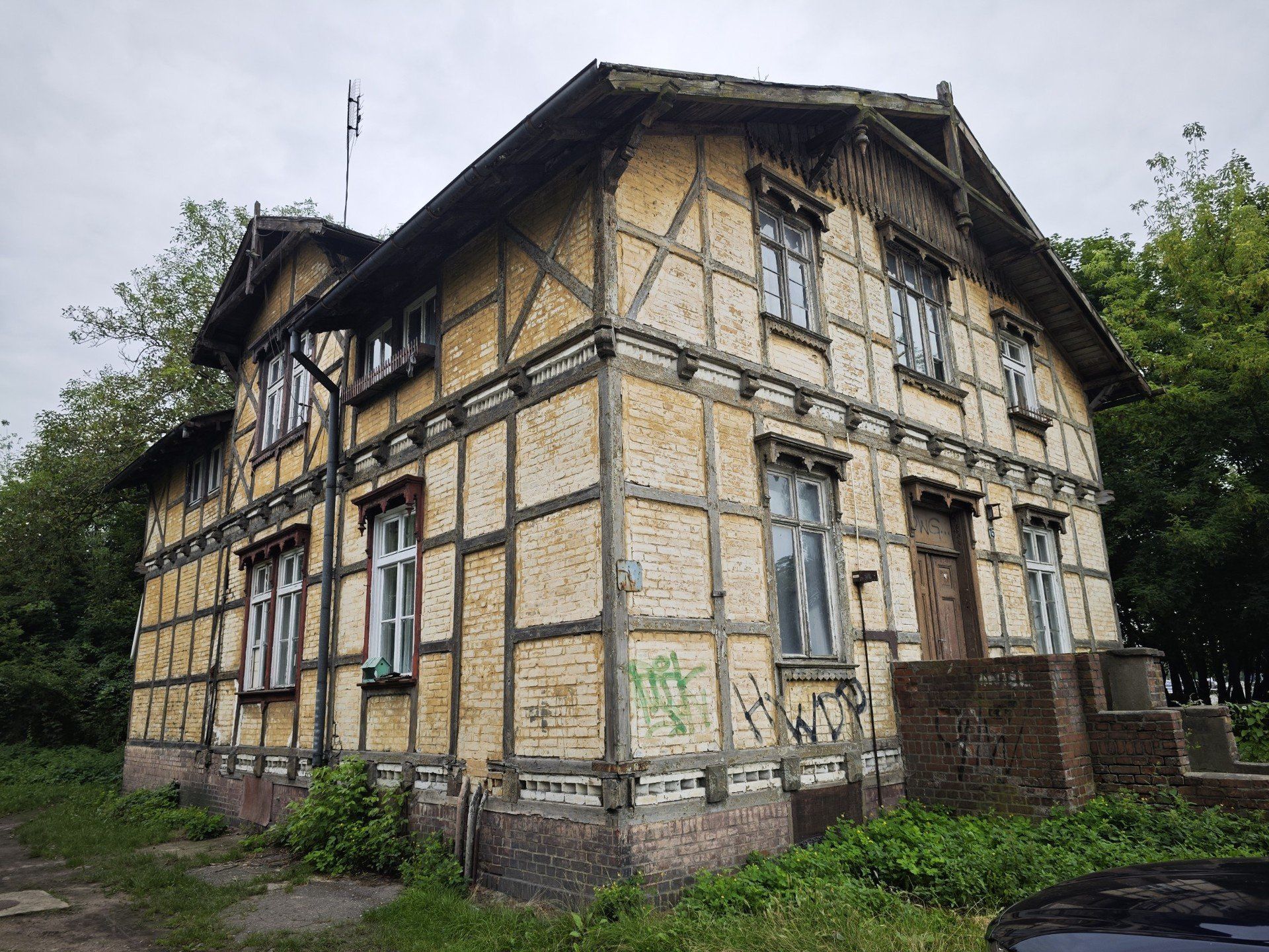 Zaniedbane budynki PKP przy dworcu Toruń Główny
