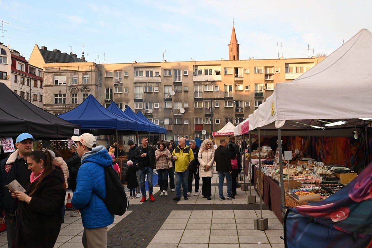 We Wrocławiu trwa jarmark z okazji dnia św. Marcina. Na placu Nowy Targ stanęły stoiska ze staropolskimi przysmakami, rogalami i rękodziełem.