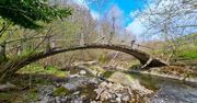 Kamienny mostek nad Sękówką w Ropicy Górnej jest w coraz gorszym stanie. Czy urokliwe miejsce zniknie bezpowrotnie?