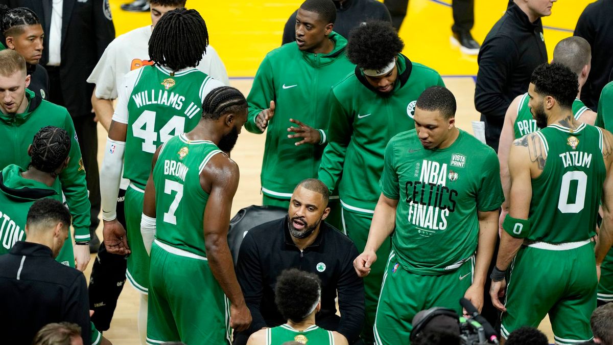 Getty Images / Thearon W. Henderson / Na zdjęciu: Ime Udoka (w środku)