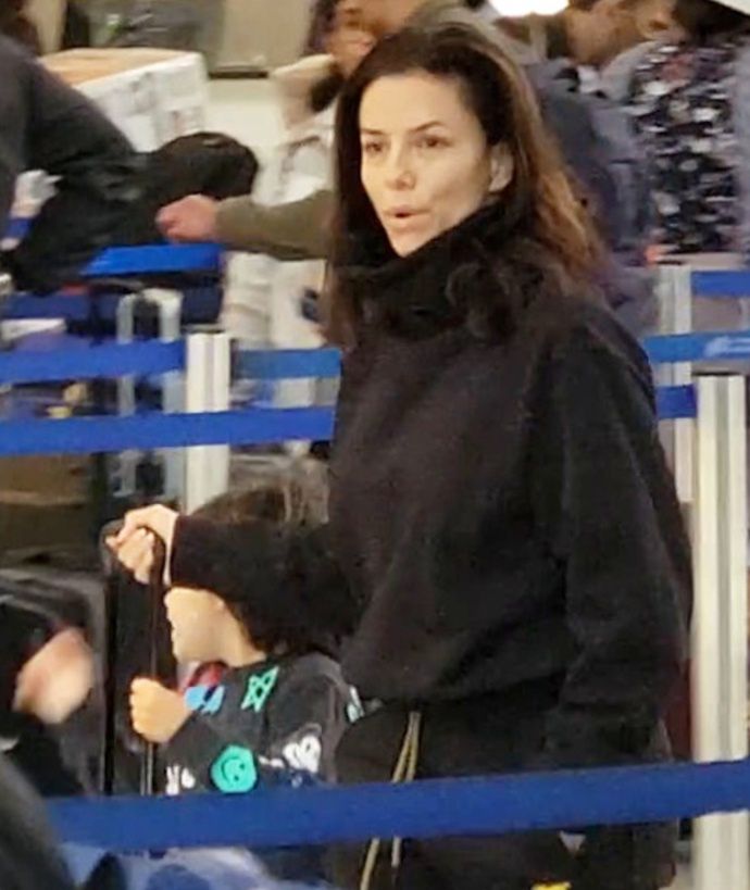 Eva Longoria bez makijażu na lotnisku 