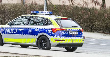 Ostrzelane okna kamienicy. Policja bada sprawę