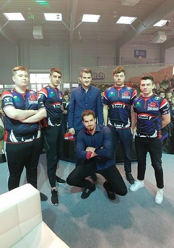 Izako Boars: stoją od lewej xype, kamil, izak, matty, NEEX. Na zdjęciu brakuje LULLIGUZMANA