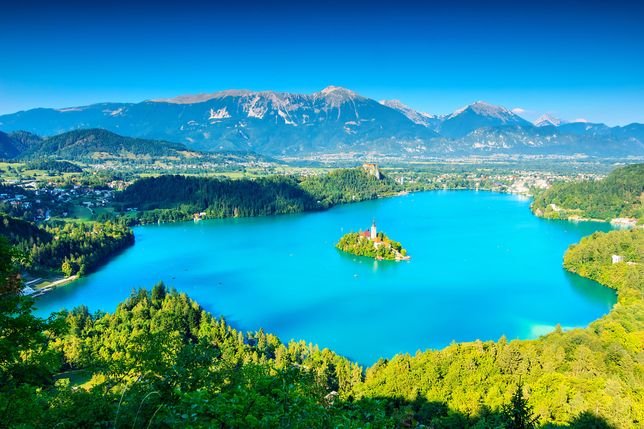 Bled znajduje się nad malowniczym jeziorem o tej samej nazwie