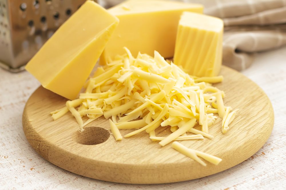 Żółty ser pod lupą. Na co zwrócić uwagę w sklepie