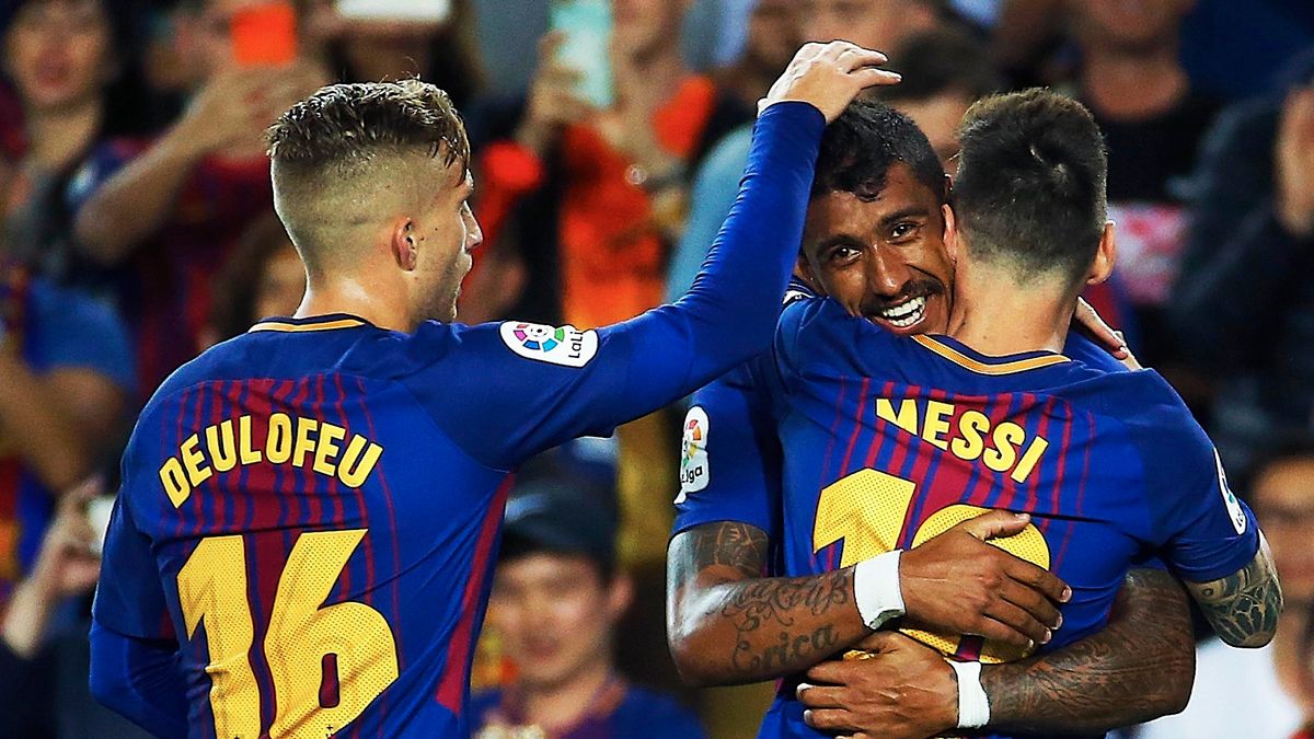 Radość piłkarzy Barcelony po golu - od lewej Gerard Deulofeu, Paulinho i Lionel Messi