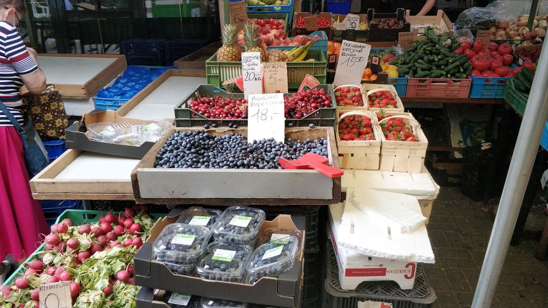 Można znaleźć czereśnie po 20 zł/kg i borówki po 18 za opakowanie. Trzeba się dobrze rozejrzeć.