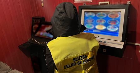 Akcja skarbówki i policji w salonie gier z automatami w centrum Lublina. W środku zatrzymali poszukiwanego 42-latka