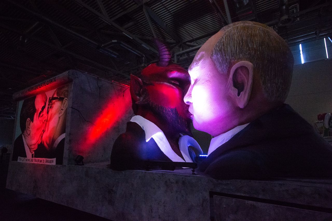 a float depicting Russian president Vladimir Putin kissing a devil  and side by side another image from Berlin Wall about kiss between former Soviet Leader Leonid Brezhnev and East German leader Erich Honecker at the  Cologne exhibition center in Cologne, Germany on Feb 14, 2023 during the press preivew of carnival floats from Cologne carnival committee (Photo by Ying Tang/NurPhoto via Getty Images)