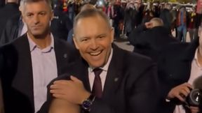 Z takim znaczkiem nie chciał zdjęcia. Zobacz, co Nawrocki specjalnie zasłonił