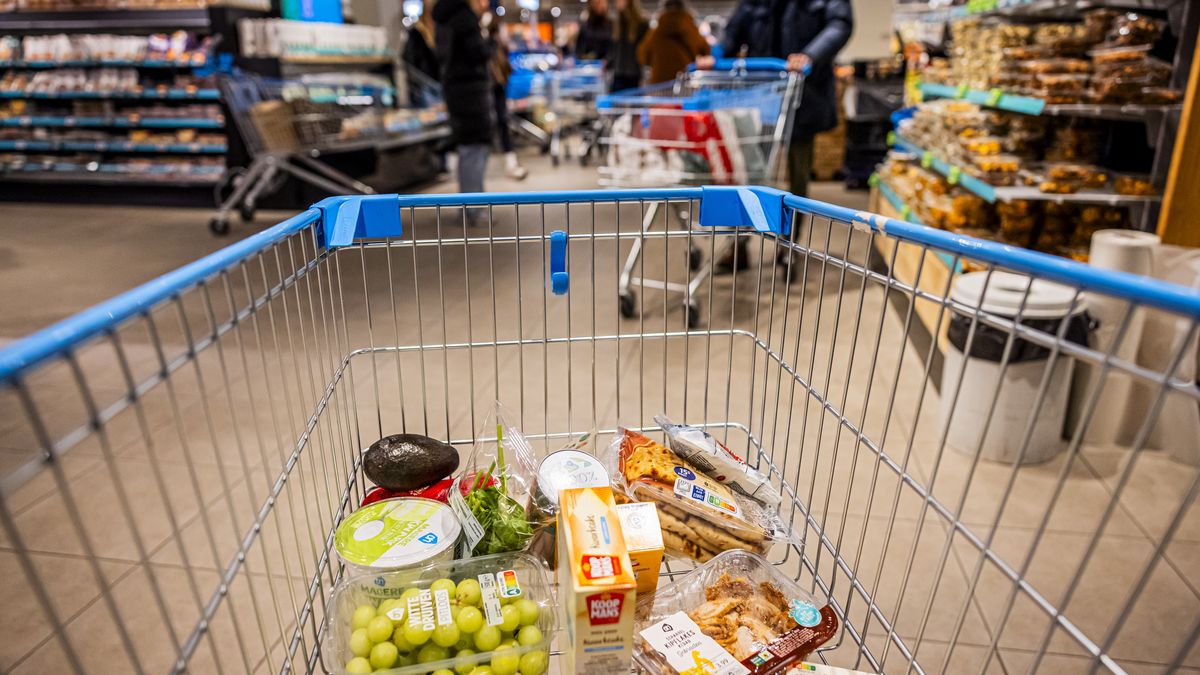 AMSTERDAM, NETHERLANDS - JANUARY 31: Shopping at grocery store Albert Heijn on January 31, 2025 in Amsterdam, Netherlands. (Photo by Patrick van Katwijk/Getty Images)