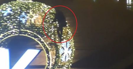 Pokazali nagranie z Białegostoku. Wspinaczka zakończona przez policję
