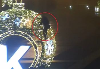 Pokazali nagranie z Białegostoku. Wspinaczka zakończona przez policję