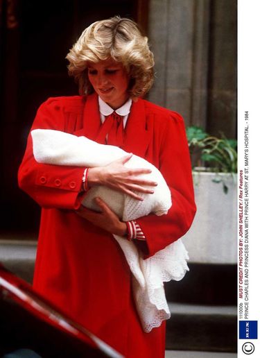 Księżna Diana w czerwonej sukni po urodzeniu księcia Harry'ego