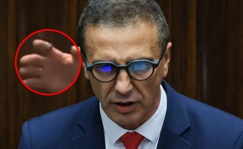 Prompter w okularach. Nietypowy sprzęt posła Sachajki na mównicy