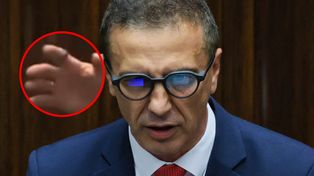 Prompter w okularach. Nietypowy sprzęt posła Sachajki na mównicy