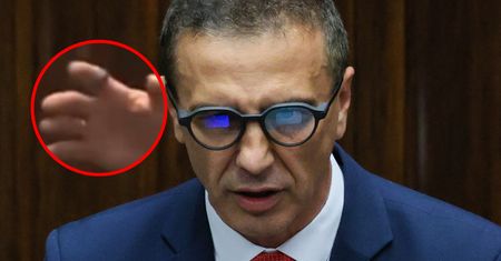 Prompter w okularach. Nietypowy sprzęt posła Sachajki na mównicy
