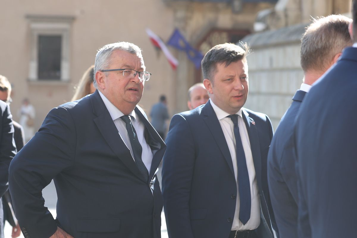 Minister infrastruktury Andrzej Adamczyk i szef KPRM Michał Dworczyk