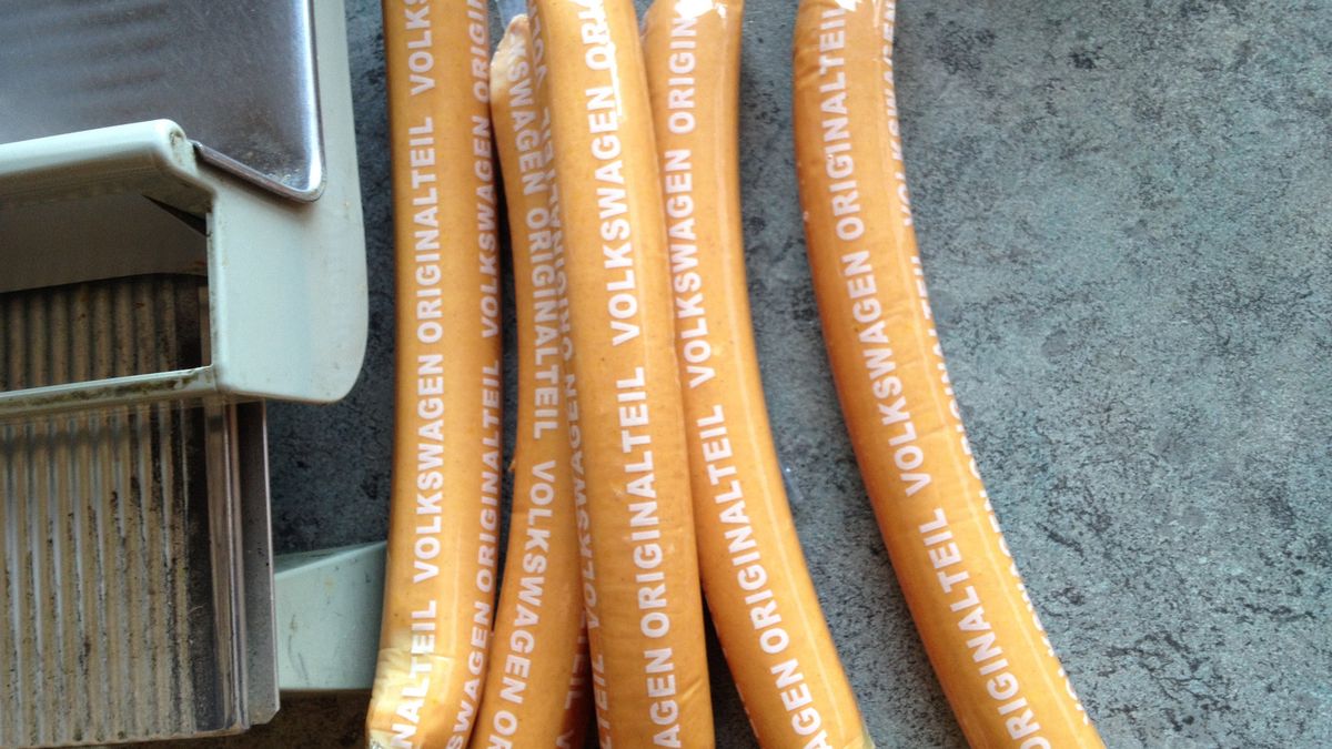 Kiełbaski Volkswagena można kupić nie tylko w stołówkach koncernu, ale i w niektórych supermarketach. Sprzedają się  tak dobrze, że producent myśli o rozszerzeniu oferty.