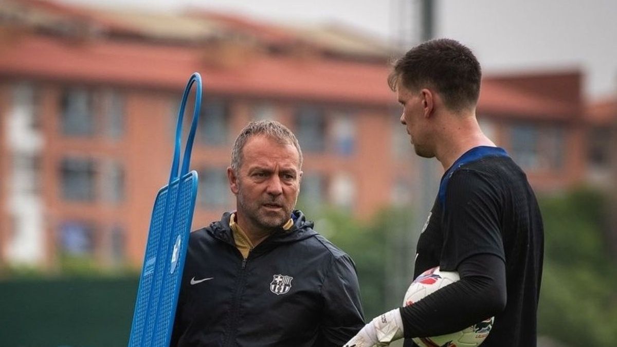 Hansi Flick w czasie treningu z Wojciechem Szczęsnym