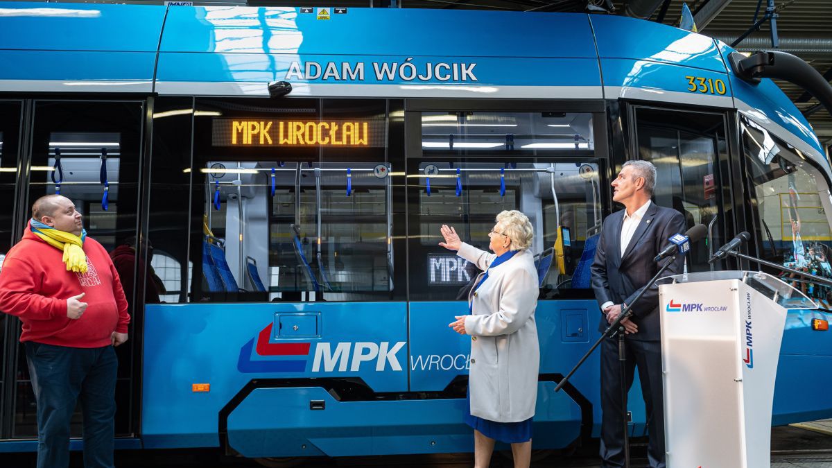 (od lewej) prezes wrocławskiego MPK Krzysztof Balawajder, matka Adama Wójcika - Helena i były koszykarz Maciej Zieliński podczas uroczystości nadania tramwajowi nr 10 imienia Adama Wójcika