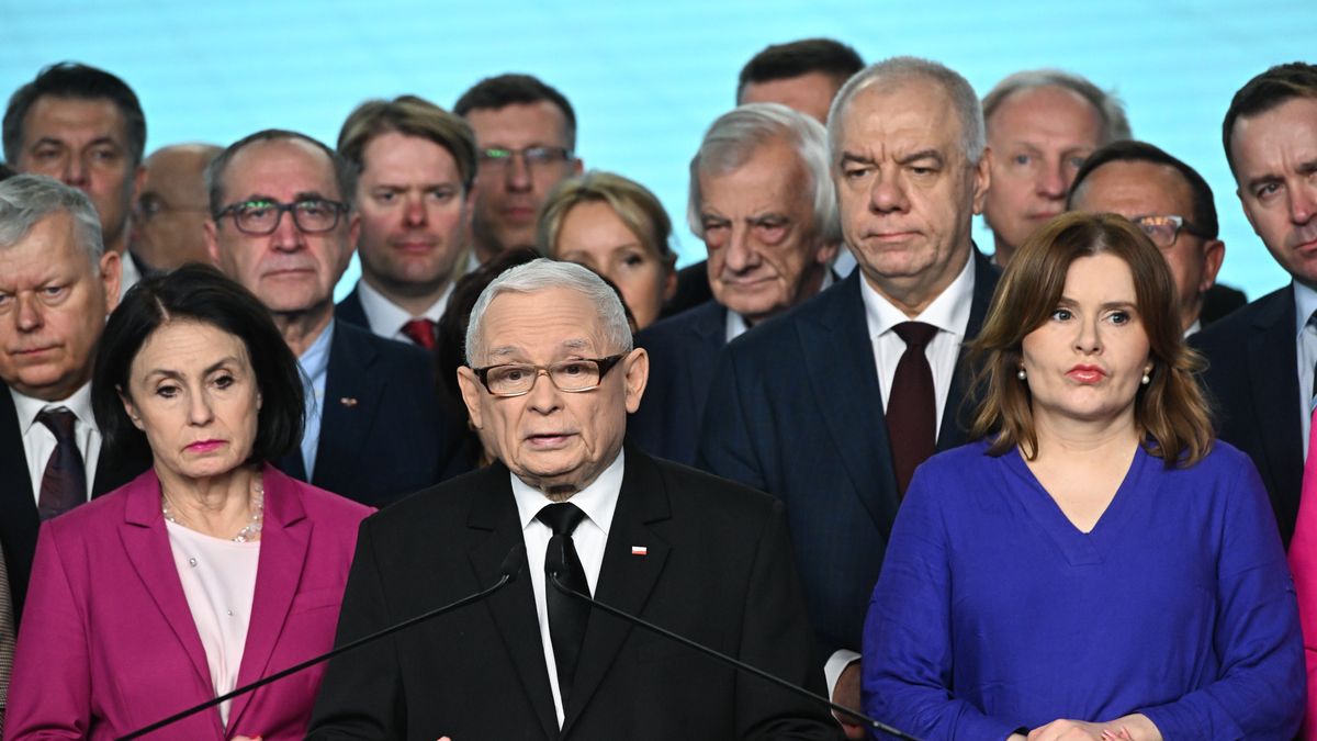 Warszawa, 19.11.2024. Prezes Prawa i Sprawiedliwości Jarosław Kaczyński (C) podczas konferencji prasowej w siedzibie PiS przy ul. Nowogrodzkiej w Warszawie, 19 bm. Dzień wcześniej Państwowa Komisja Wyborcza odrzuciła sprawozdanie finansowe PiS za 2023 rok. (jm) PAP/Radek Pietruszka