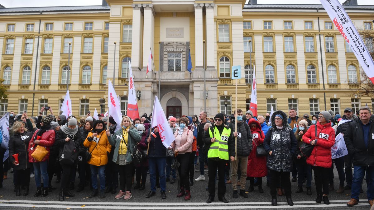 uczestnicy protestuWarszawa, 23.10.2021. Protest pracownik�w sfery bud�etowej przeciwko planowanemu zamro�eniu ich p�ac w przysz�ym roku, 23 bm. przed KPRM w Warszawie. (mr) PAP/Radek PietruszkaRadek Pietruszkabud�et�wka, OPZZ, pracownicy, protest, sfera, strefa bud�etowa, zwi�zkowcy, ��dania p�acowe