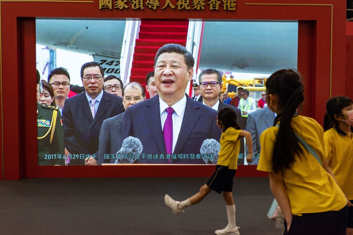 Chińskie uczennice przed telebimem transmitującym przemówienie lidera Komunistycznej Partii Chin