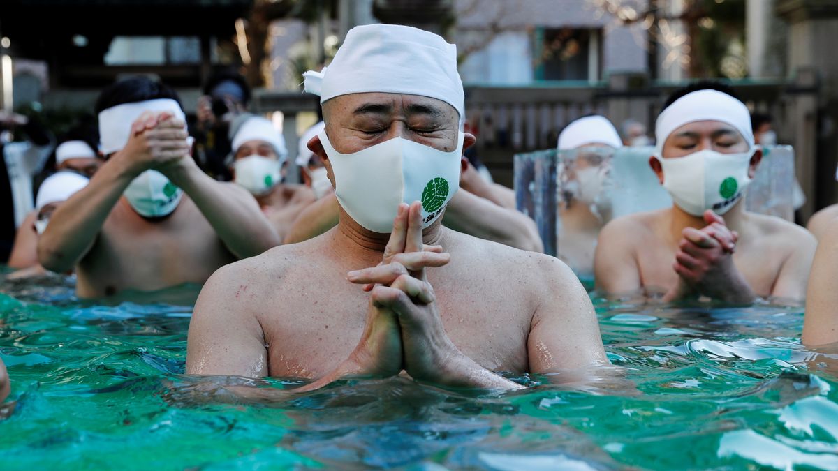 Modlitwa w lodowatej wodzie o koniec pandemii. Poruszające fotografie 1