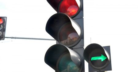 Strzałka do skrętu warunkowego – do czego służy i na co uważać?