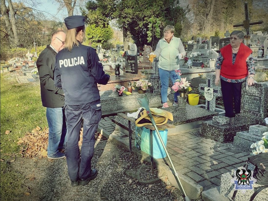 Złodzieje wybierają ten moment. Na cmentarzu każdy z nas to robi