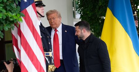 Wręczył list Trumpowi. "To nie do pana"