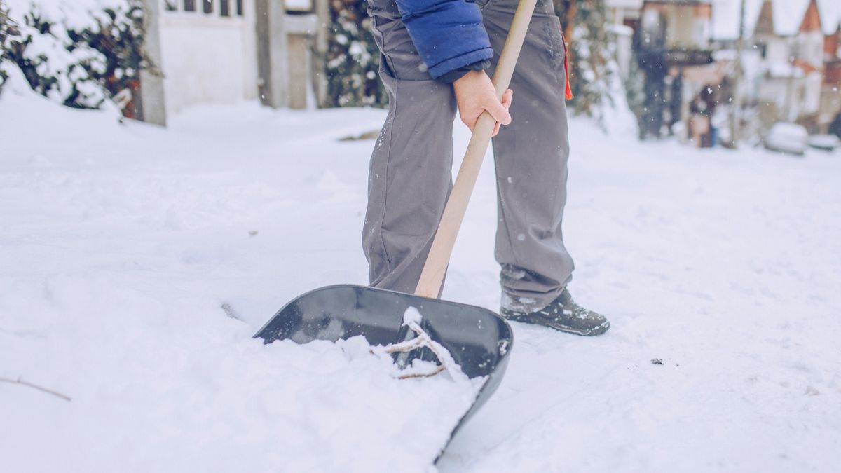 Mężczyzna odśnieża