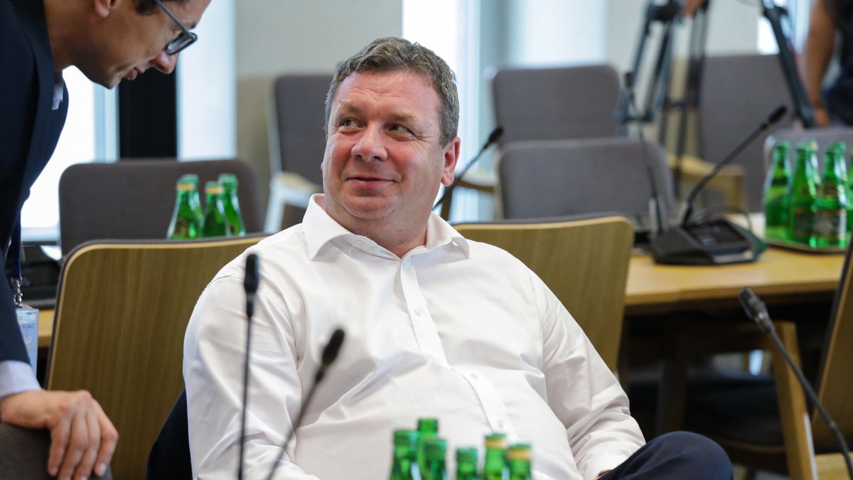 Michał Wójcik szukał ochłody. Polityk przyznaje, że często korzysta z kurtyn wodnych.