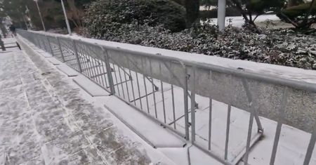 Barierki znów przed Sejmem. "Po proteście zostaną zdemontowane"