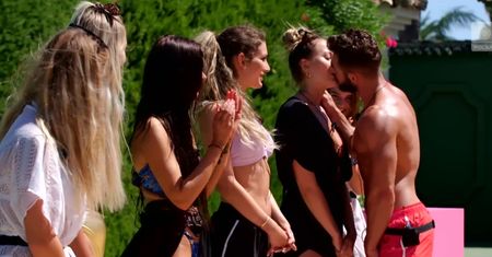 "Hotel Paradise" i "Love Island": telewizja kreuje świat bez strachu przed pandemią. Równoległa rzeczywistość w hitach ramówki
