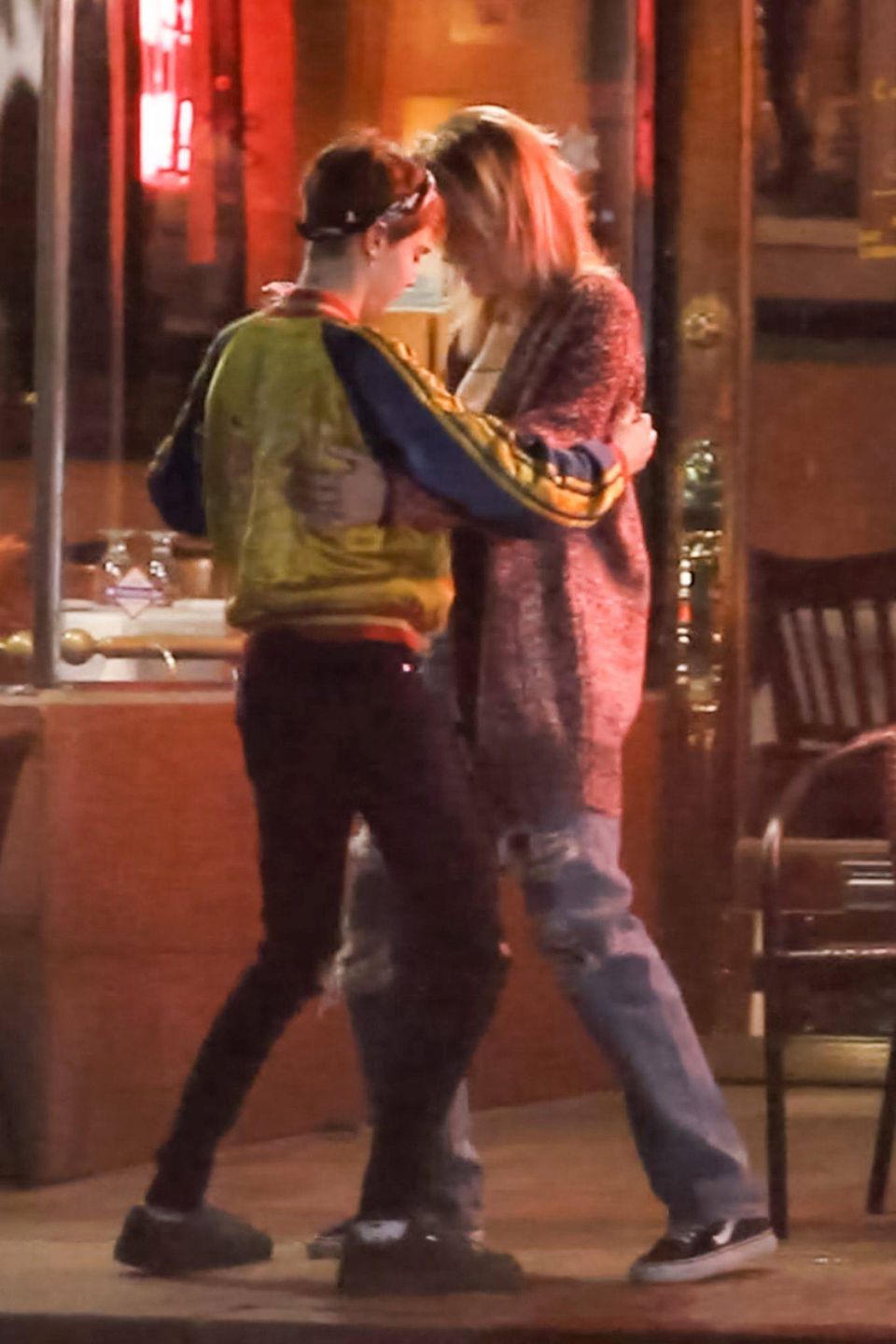 Cara Delevingne i Paris Jackson Kiss całowały się na ulicy. Towarzyszyli im Macaulay Culkin i Brenda Song (BACKGRID/FORUM)