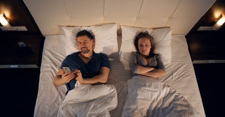 Spanie przy świetle negatywnie wpływa na organizm