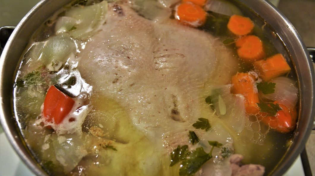 Najgorsza część kurczaka. To siedlisko pasożytów odpornych na temperaturę