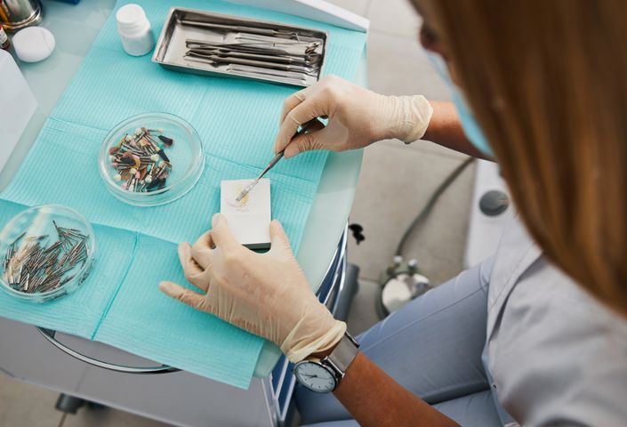 Tlenek cynku to materiał wykorzystywany przez stomatologów.