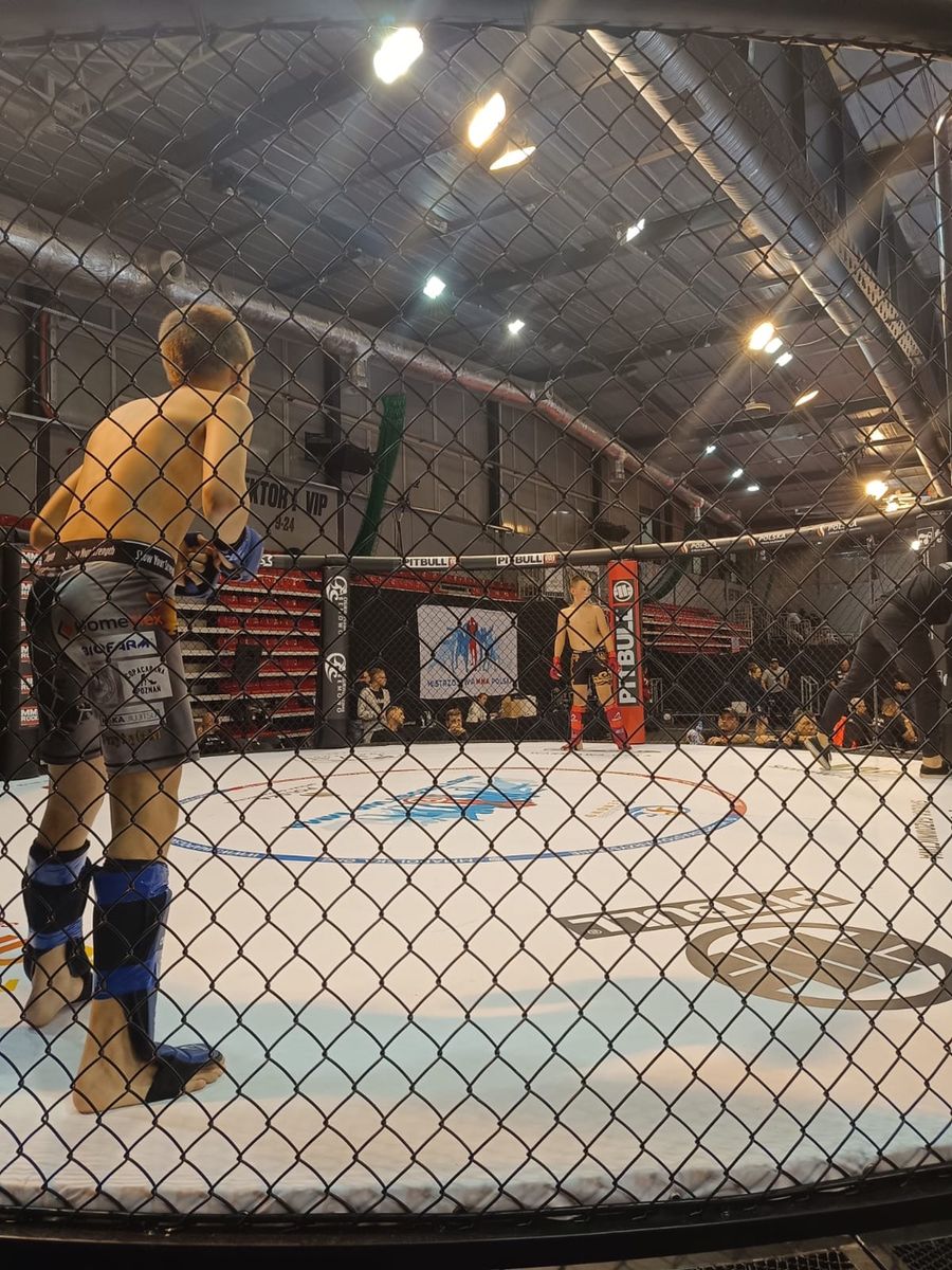 Kacper podczas walki w klatce