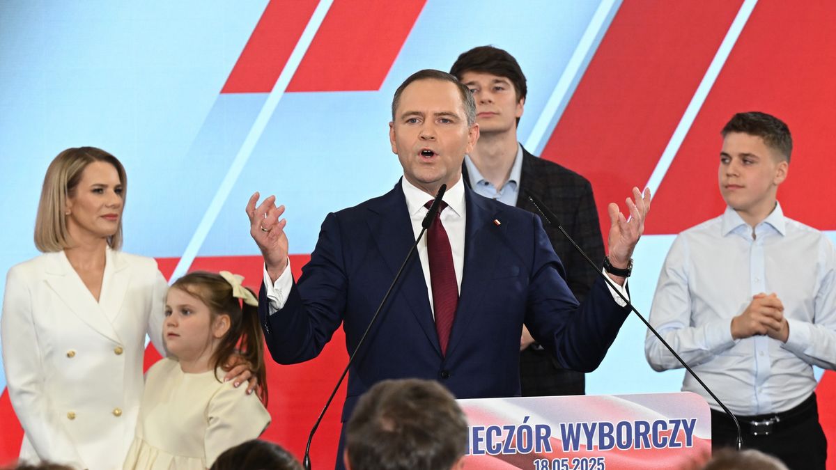 Gdańsk, 18.05.2025. Wybory prezydenta RP - I tura. Kandydat Komitetu Obywatelskiego, popierany przez Prawo i Sprawiedliwość prezes IPN Karol Nawrocki (C) z żoną Martą Nawrocką (L) w sztabie wyborczym w Gdańsku, 18 bm. Zakończyło się głosowanie w I turze wyborów prezydenta RP. (aldg) PAP/Adam Warżawa