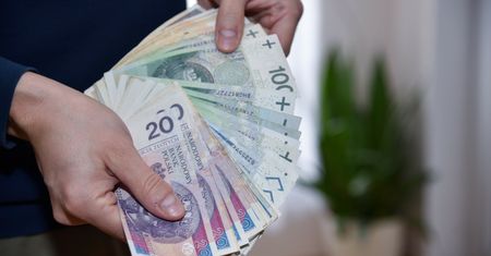Zarobki w Europie: Ile z pensji brutto realnie trafia do pracowników?