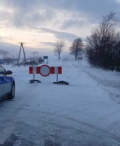 Policjanci ewakuowali kierowców. Byli uwięzieni przez zamieć snieżną