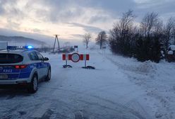 Policjanci ewakuowali kierowców. Byli uwięzieni przez zamieć snieżną