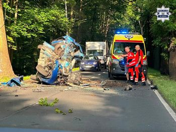 Wjechał w drzewo, auto skasowane. 40-latek w szpitalu