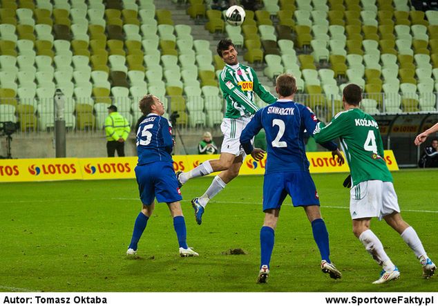 Rafałowi Grodzickiemu (nr 15) i Piotrowi Stawarczykowi (nr 2) na pozycji stopera przybędzie nowy konkurent