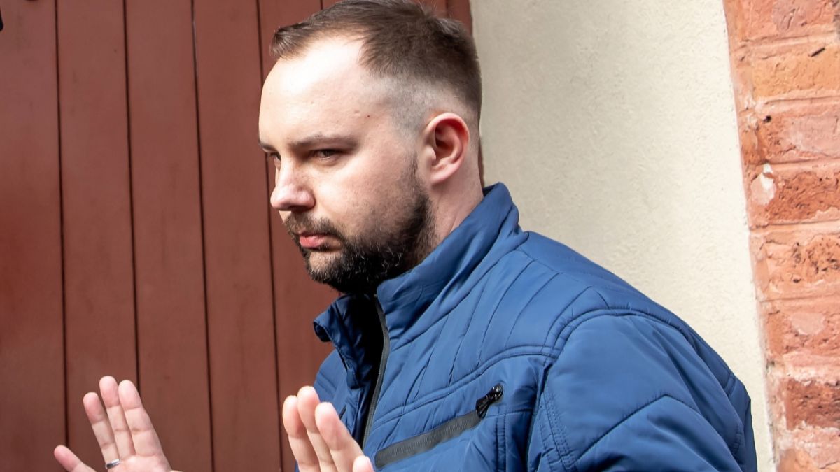 Poszkodowany Mariusz Milewski przed budynkiem Sądu Okręgowego w Toruniu, 2020 rok